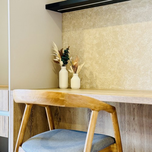 La Farm Signature Room — obývací část s kuchyňkou a šatnou