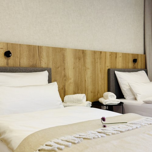 La Farm Signature Room — šatna a výhled na terasu