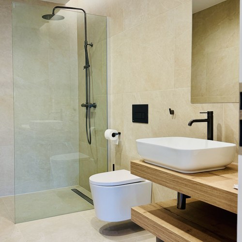 La Farm Signature Room — psací stůl a výhled do zahrady